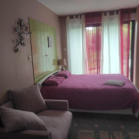 Aspet Chambre Spatieuse Avec Grand Lit. מראה חיצוני תמונה
