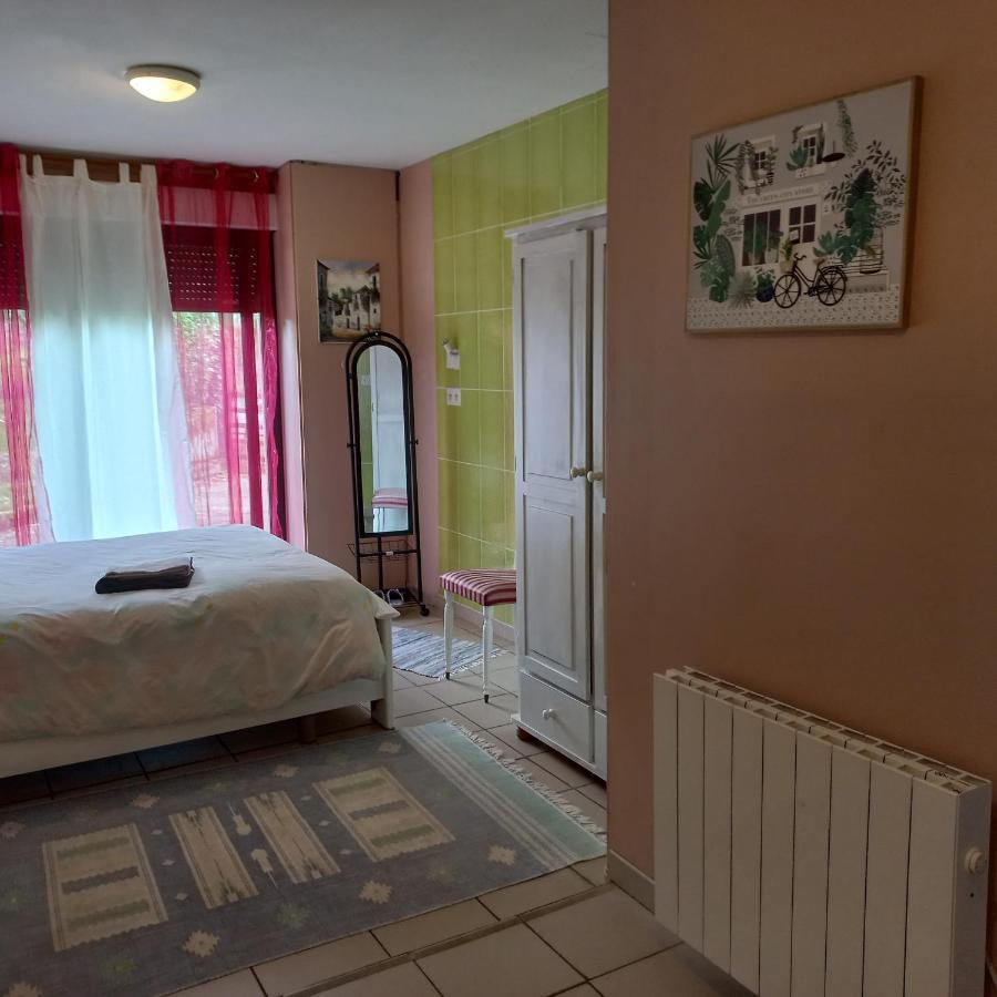 Aspet Chambre Spatieuse Avec Grand Lit. מראה חיצוני תמונה