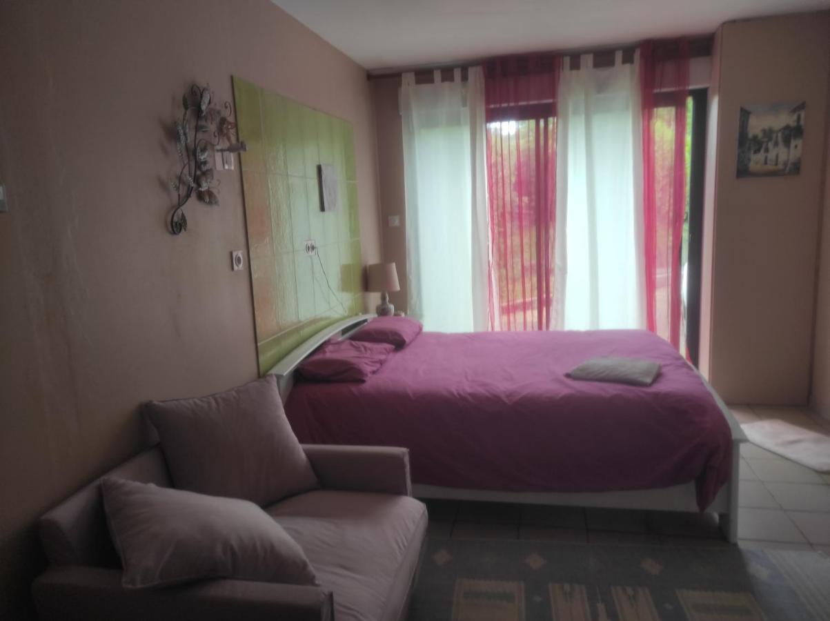 Aspet Chambre Spatieuse Avec Grand Lit. מראה חיצוני תמונה