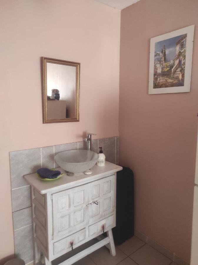 Aspet Chambre Spatieuse Avec Grand Lit. מראה חיצוני תמונה