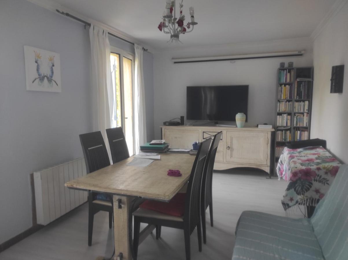 Aspet Chambre Spatieuse Avec Grand Lit. מראה חיצוני תמונה